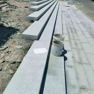 辽源 芝麻白整石台阶，施工现场