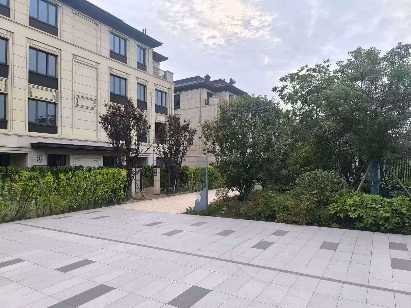 辽源 芝麻白与芝麻白搭配铺装，尺寸1200*600