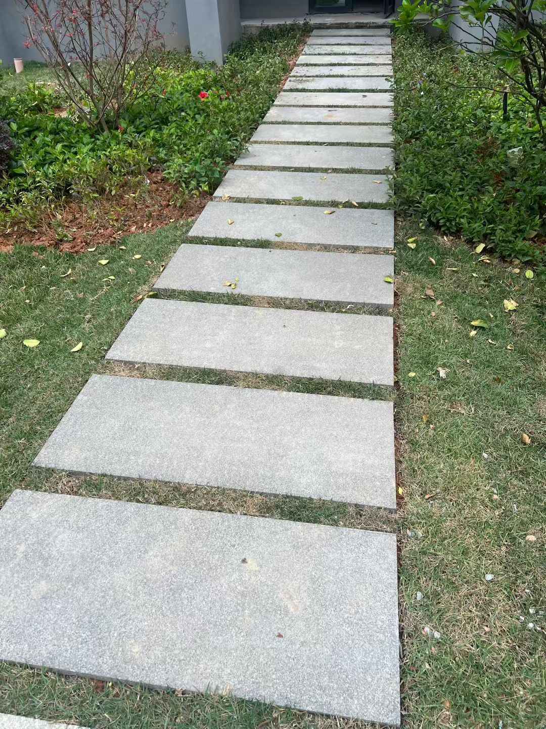 辽源 芝麻黑小区踏步、汀步石铺装效果
