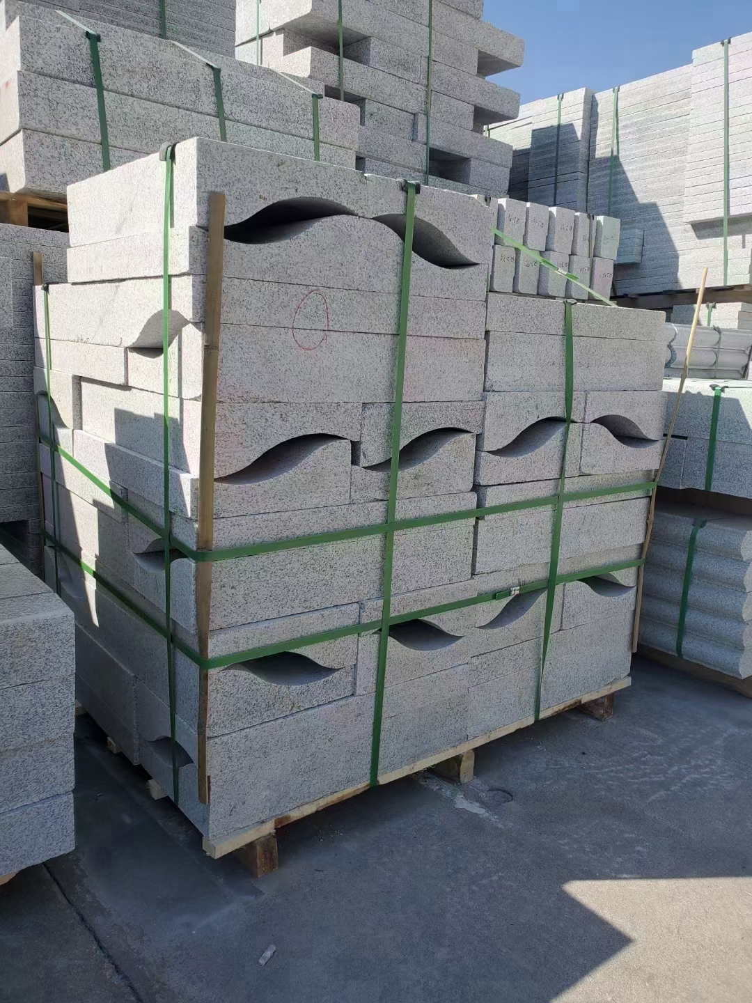 辽源路沿石芝麻白铺装